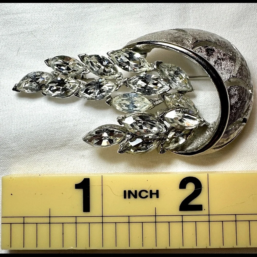 Vintage silver tone & rhinestone brooch Women’s costume jewelry | je2